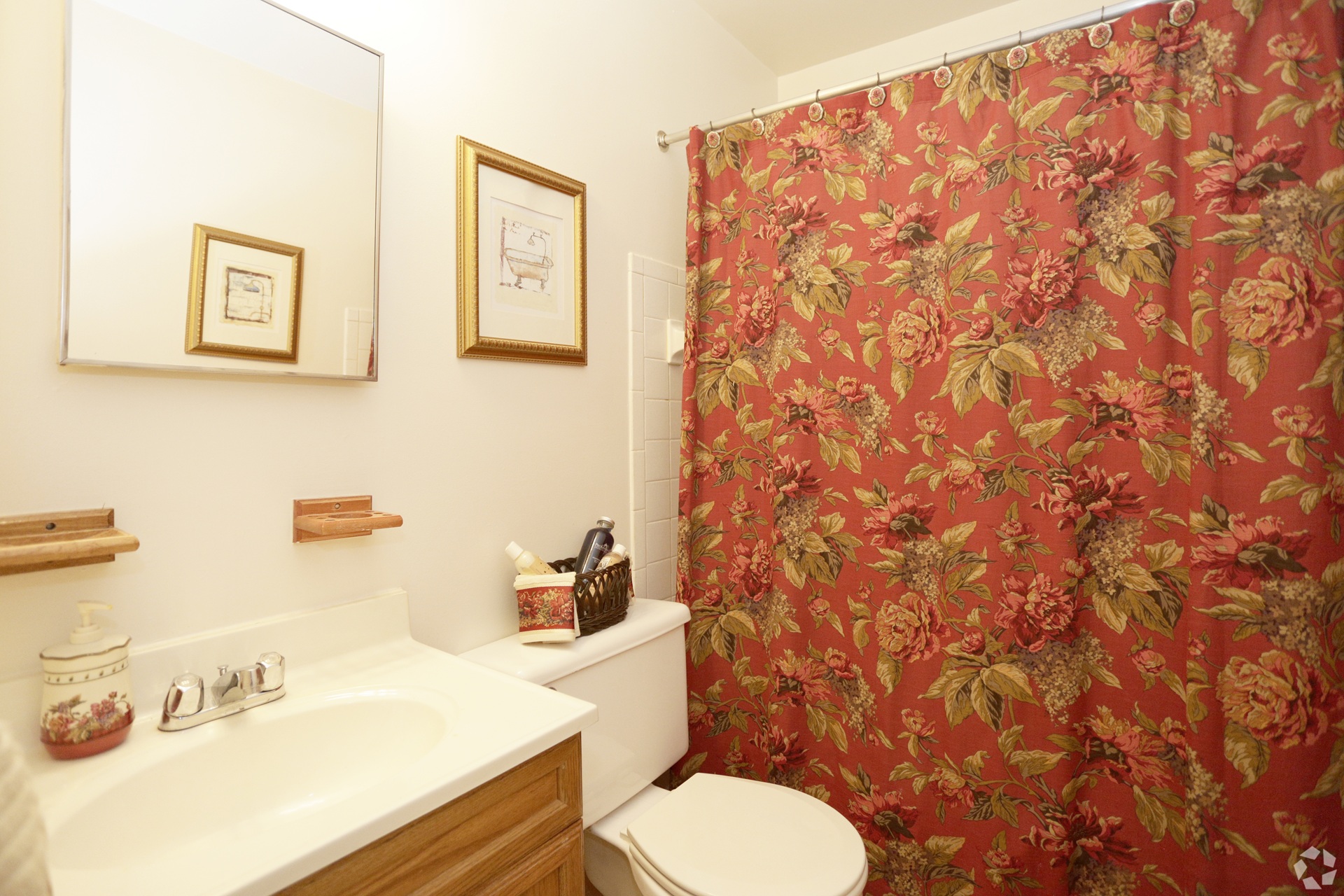 Goldentree Apartments bathroom in Portage Michigan